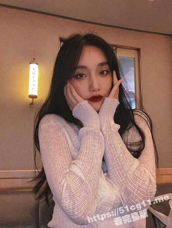 文艺漂亮美女超温柔口交 穿着开档黑丝对着镜子做爱 娇喘淫叫 喊爸爸要操死我了！-51吃瓜网