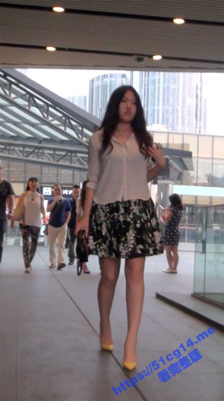 私密社整理大神街拍 抄底偷窥多位小姐姐真空上阵 各色鲍鱼清晰可见-51吃瓜网