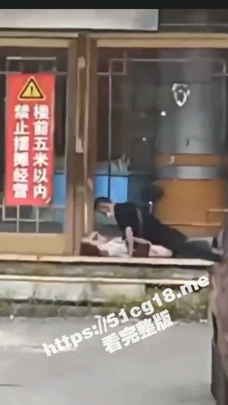 大写的牛逼!年轻男女光天化日路边做爱 还换着姿势来 这是有多饥渴 就不能开个房吗？旁边阿姨都没脸看-51吃瓜网