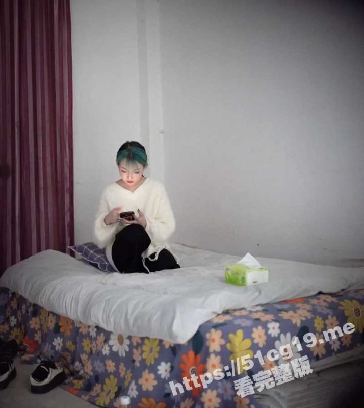 瓜友原创自拍 爆操精神小妹！来个不一样的场景 跟妹子说有珠子的 开着手电筒操逼！-51吃瓜网