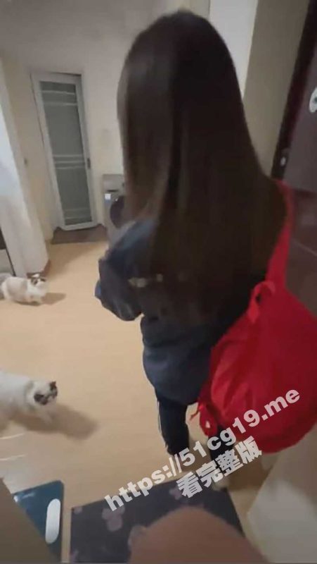 我家猫会后空翻 (第三部）！美女大学生小吴兼职喂猫被男雇主骗上床大屌后入-51吃瓜网