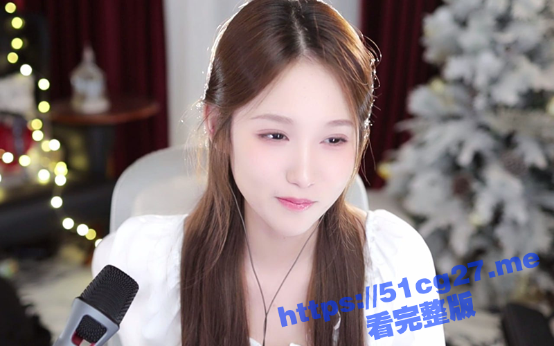 全网疯求！斗鱼舞蹈主播 朴雨彬 忘关摄像头上演直播换衣服 不穿内裤直接露点逼毛清晰看见-51吃瓜网