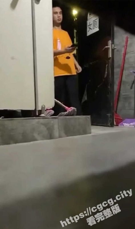 守株待兔！变态男去女厕偷拍却被美女反拍怒骂 最后被吓得灰溜溜的跑了！-51吃瓜网