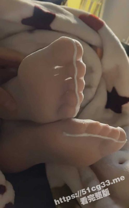 兄妹乱伦!禽兽哥哥趁妹妹睡觉 玩弄妹妹的白丝小脚 摸醒之后后入无套内射!-51吃瓜网