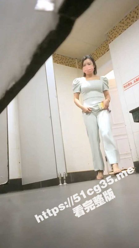 穿着连体衣小姐姐如何尿尿？大神商场女厕全景偷拍穿着连体衣的美女 给大家全方位展示连体衣的脱法！-51吃瓜网