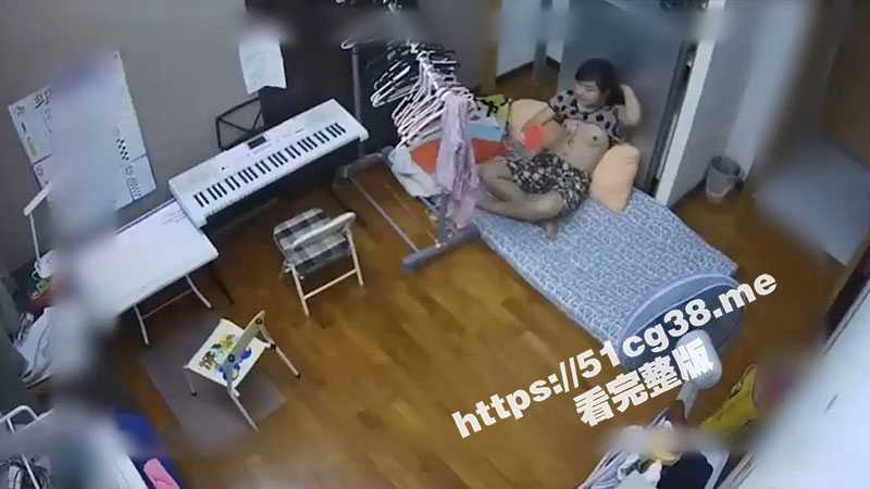 背井离乡到香港做佣人 空虚寂寞冷啊  香港雇主看监控 发现菲佣竟在客厅里开裸聊自慰-51吃瓜网
