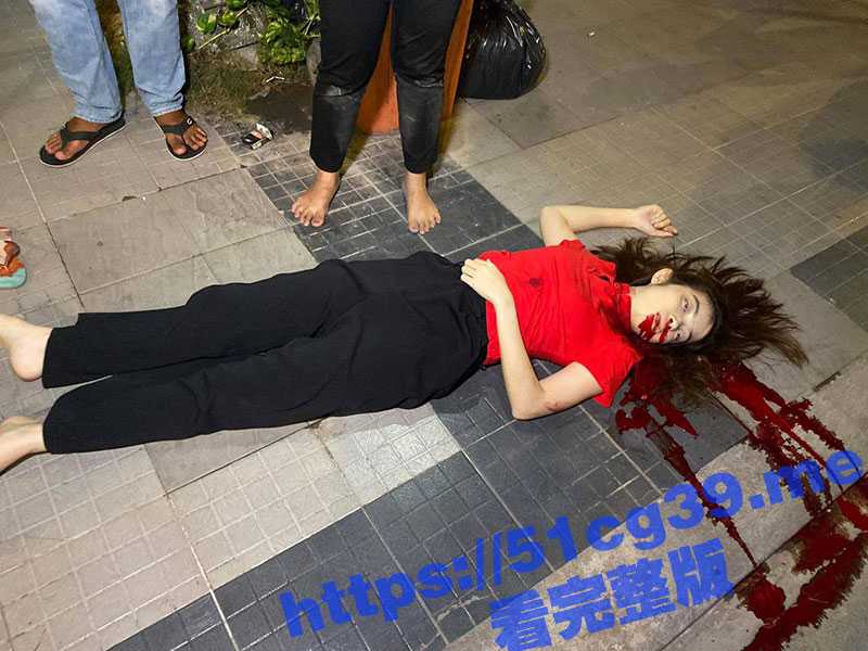 可疑的嫉妒！柬埔寨金边 一名律师在自家门前开枪射杀了女友 随后吞枪自尽！-51吃瓜网