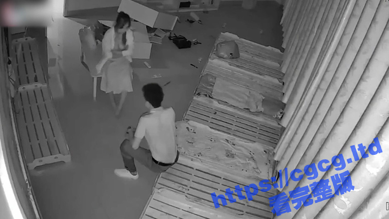 监控记录真实强奸！屌丝男到幼儿园幼师女友复合不成功 一怒之下在幼儿园里直接强上她 真猛！-51吃瓜网