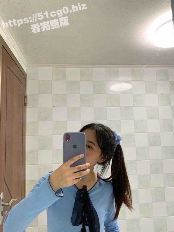 大学情侣自拍做爱视频遭泄密 颜值非常高的大学嫩妹和爆炸头男友在出租房疯狂的性爱-51吃瓜网