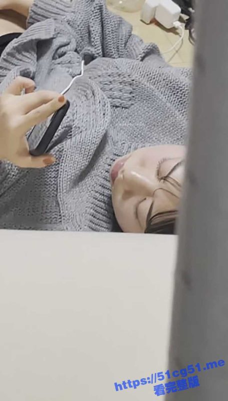 渣男偷拍到女大学生在宿舍内边看黄片边自慰 用震动棒玩的自己的粉骚穴表情销魂诱人-51吃瓜网