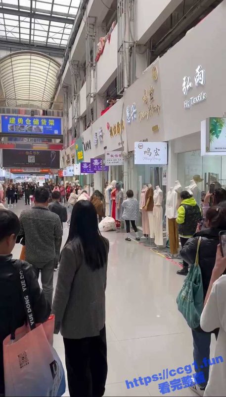 绍兴柯桥区 东区市场 原配前来暴打小三 扯头发 大骂知三当三 最终被警察带走！-51吃瓜网