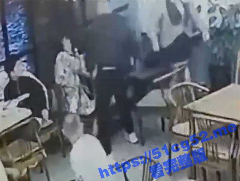 唐山烧烤店打人事件重演 四川内江女孩吃饭时 因拒绝陪酒遭男子暴打 现全网疯传引热议 - 51吃瓜网-51吃瓜网