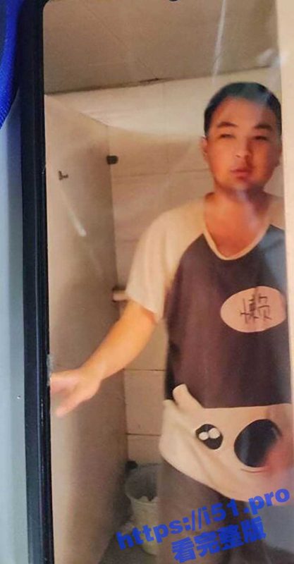 炸裂大胆变态 一猥琐男在大学厕所 偷拍男生拉屎 胆子真大啊这要是动起手来 估计他根本走不出去-51吃瓜网