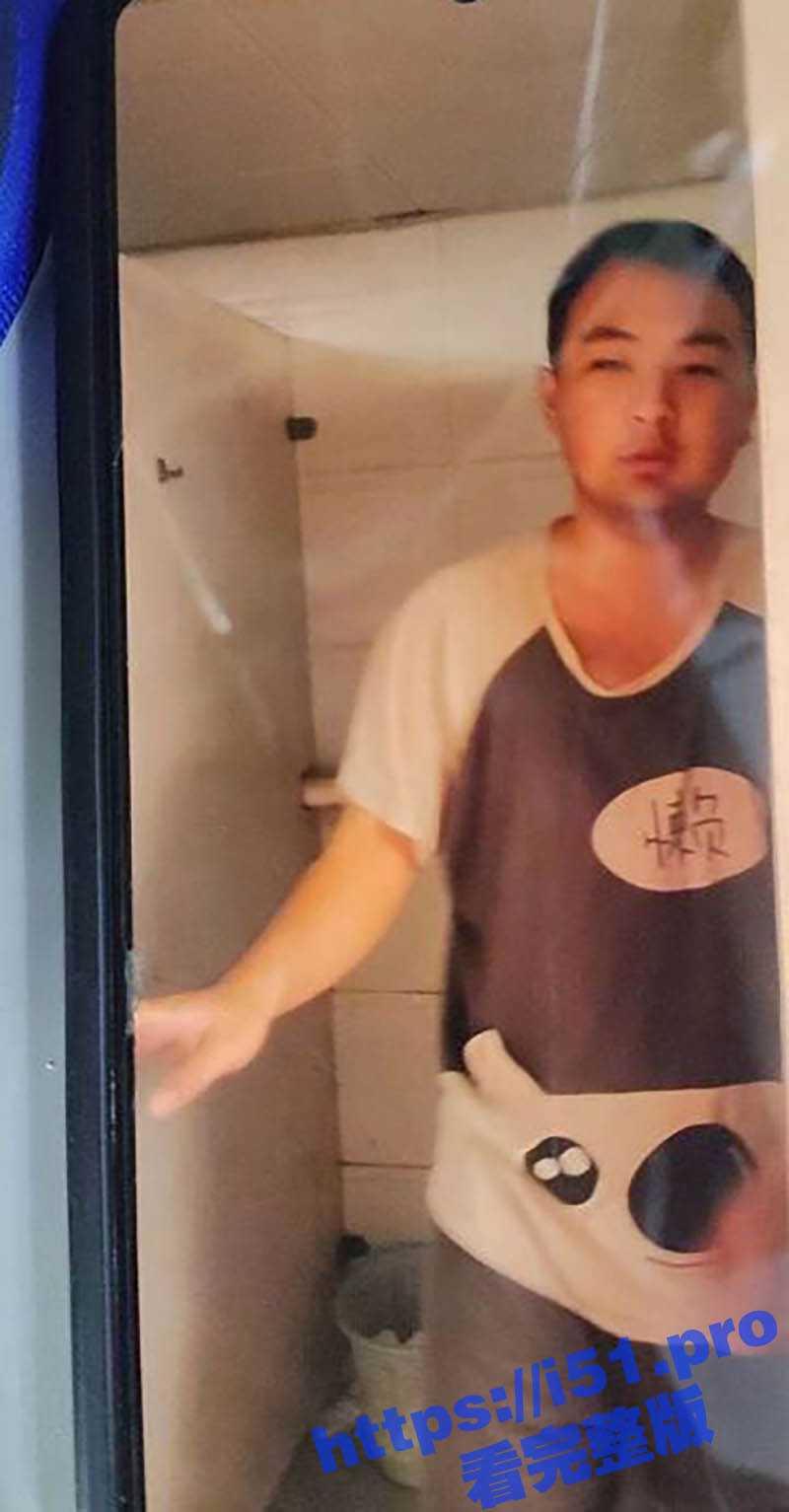 炸裂大胆变态 一猥琐男在大学厕所 偷拍男生拉屎 胆子真大啊这要是动起手来 估计他根本走不出去 - 51吃瓜网-51吃瓜网
