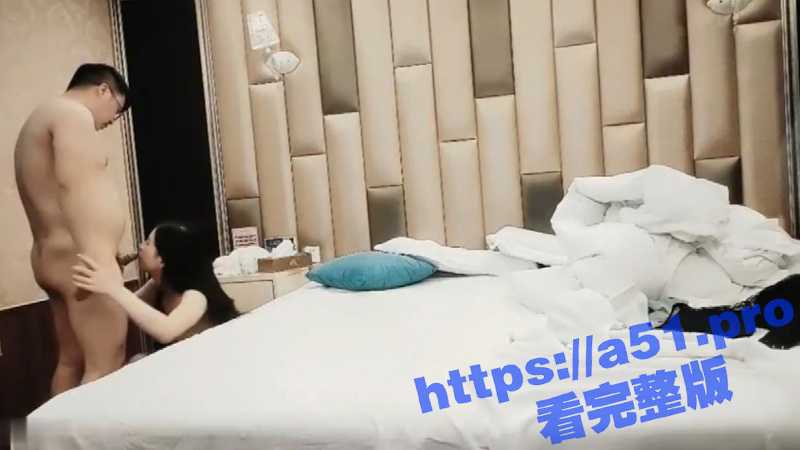 蹭着午休与领导出来开房偷情 到了直接开啪 可惜胖领导没几分钟就射了！妹子还很配合！ - 51吃瓜网-51吃瓜网