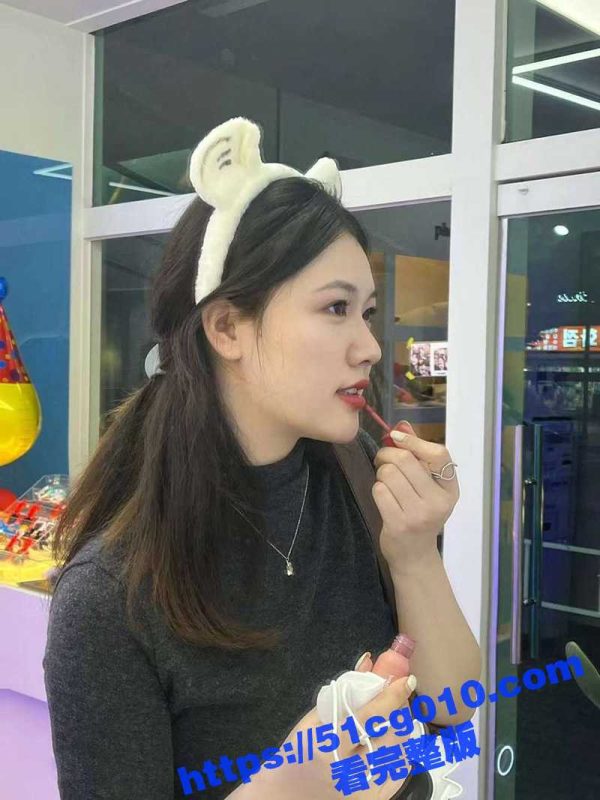 很有韵味的同事小姐姐 准备趁着出差把她强推了 结果这个骚货是有备而来 早就准备好了情趣内衣！-51吃瓜网