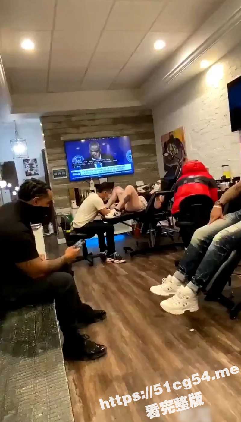 爆笑刺青！国外纹身师正在给妹子私处纹身 把妹子弄高潮了 直接喷了一脸！ - 51吃瓜网-51吃瓜网