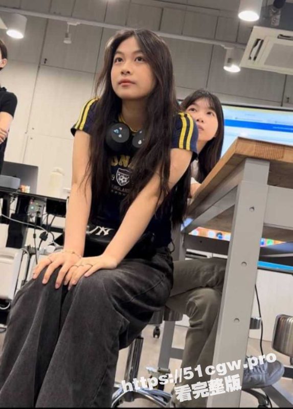 二十年专业舔狗老哥偷拍自己的校园女神 还用Ai换脸做了一个视频 天天对着女神打飞机！-51吃瓜网