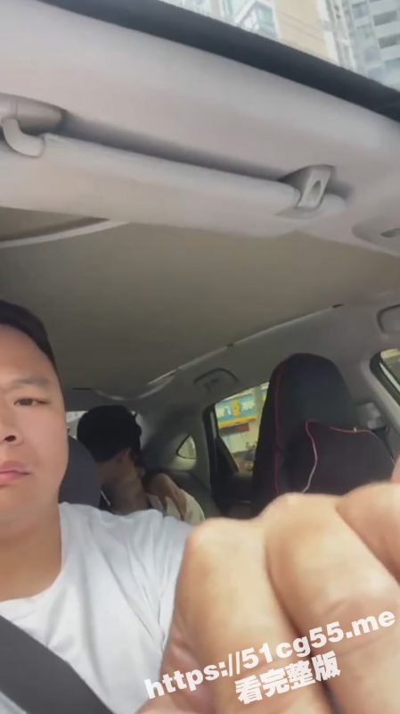 小情侣网约车上发情 直接接吻摸奶扣逼 把司机都整无语了！-51吃瓜网