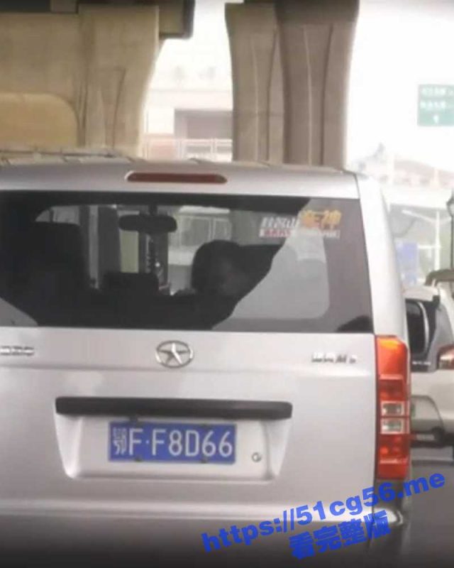 湖北襄阳马路街头惊现车震现场 女的边看窗外边女上位骑坐 好刺激啊！-51吃瓜网