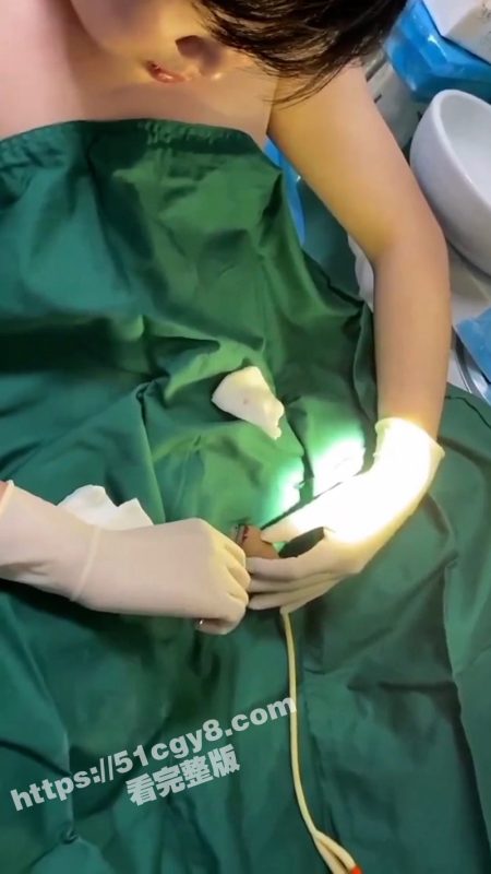猎奇重口慎入 人妖变性自己动手切掉JJ 切除后对着自己的二弟口交做最后的告别 这TM真够变态啊！-51吃瓜网