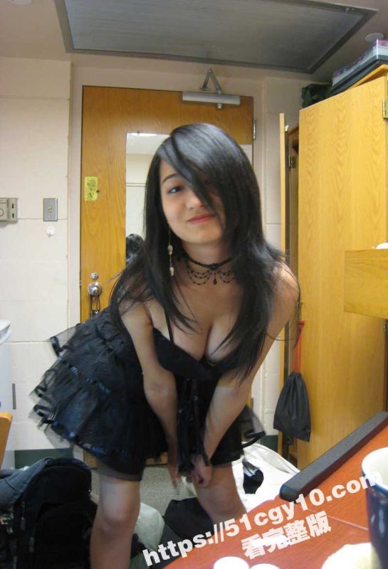 反差巨乳骚鸡与男友性爱视频流出 穿黑丝露脸自慰插出大量白浆 还被男友口爆颜射 真是太骚了！-51吃瓜网