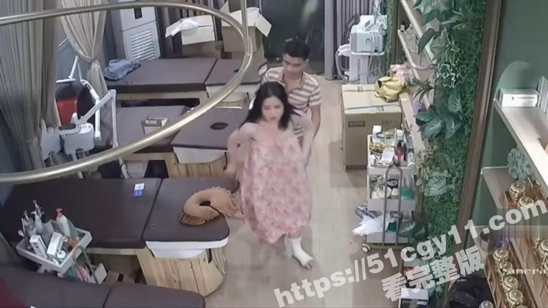 大奶老板娘偷情精壮小伙 被掰开双腿强行舔逼 无套强上打桩 淫叫连连！ - 51吃瓜网-51吃瓜网