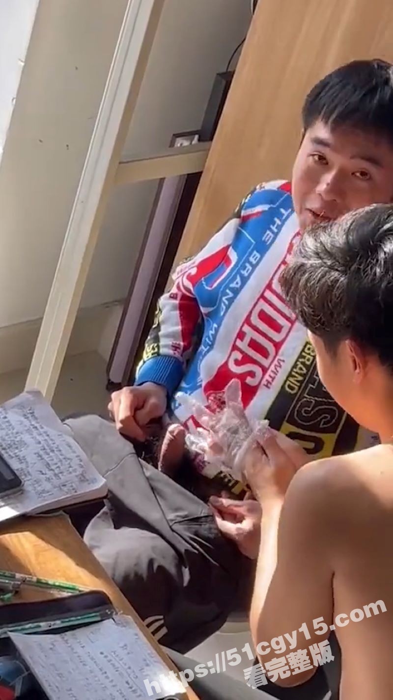 00后宿舍神操作！好兄弟帮处男舍友打飞机 宿舍秒变战场 浪叫声此起彼伏！ - 51吃瓜网-51吃瓜网