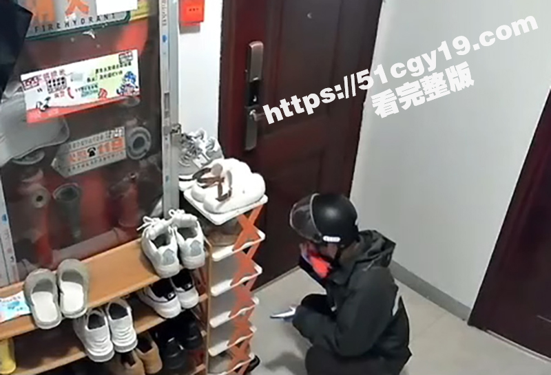 南通拆迁房小区 半夜惊现变态男 蹲守民宅狂舔女户主高跟鞋 五分钟监控视频流出！ - 51吃瓜网-51吃瓜网