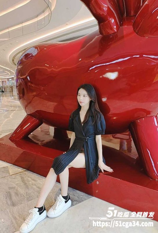 淘宝情趣装模特 露小出 大街上换衣美乳臀沟全露 透明装漏阴毛若隐若现 性感内裤勾得路人目瞪口呆！-51吃瓜网