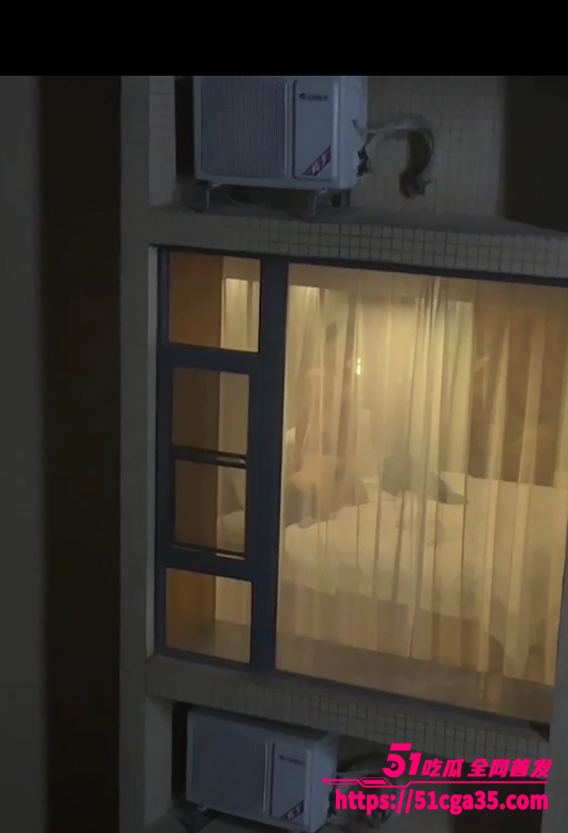 广东新婚小夫妻做爱不拉窗帘 被邻居偷拍全程 床上各种姿势猛干爆操 对面邻居边看边聊! - 51吃瓜网-51吃瓜网