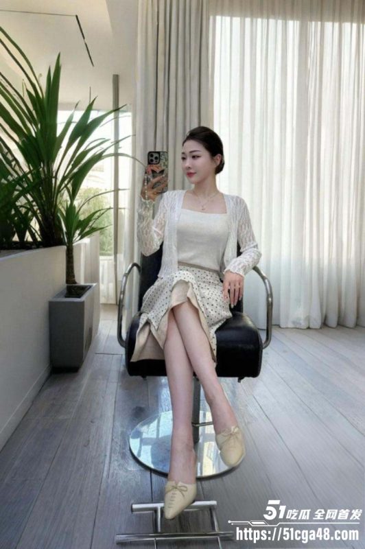 乱伦大神 39岁大屁股妈妈 被堂姐身穿情趣内衣勾引彻夜难眠 没忍住强行操了堂姐!-51吃瓜网