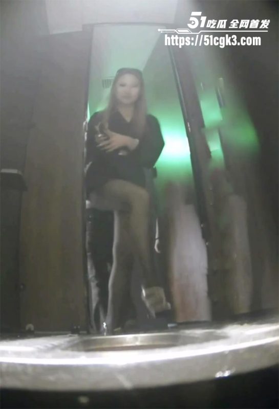 大神夜店女厕偷拍遇惊喜 黑丝女神撅臀放尿 转身领回帅哥玩厕震 舌吻玩屌抠穴调情 刚插就射纯纯早泄男！-51吃瓜网