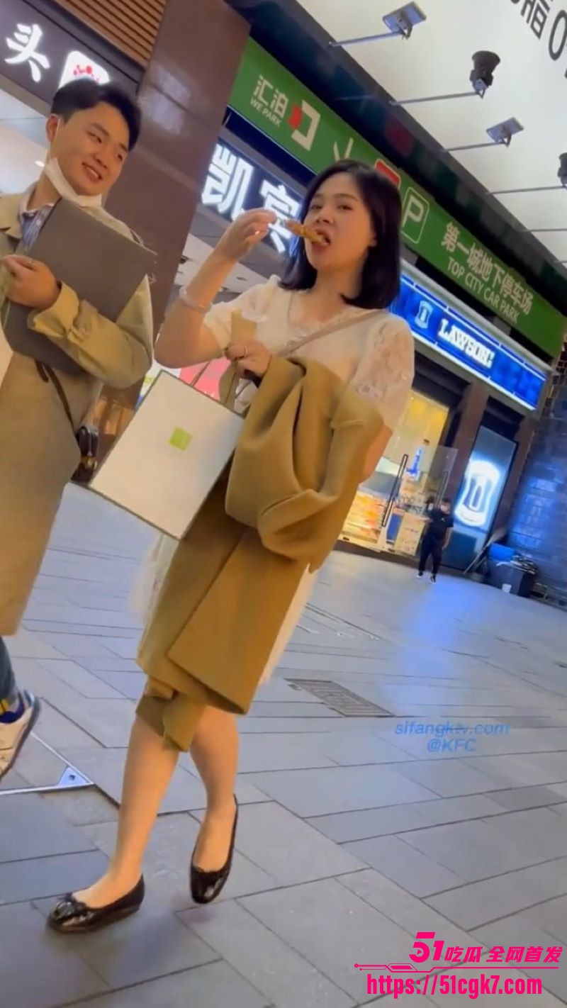 超美少妇真空逛街被大神抄底偷拍!人妻裙下不穿内裤 大黑逼清晰无比 反差十足! - 51吃瓜网-51吃瓜网