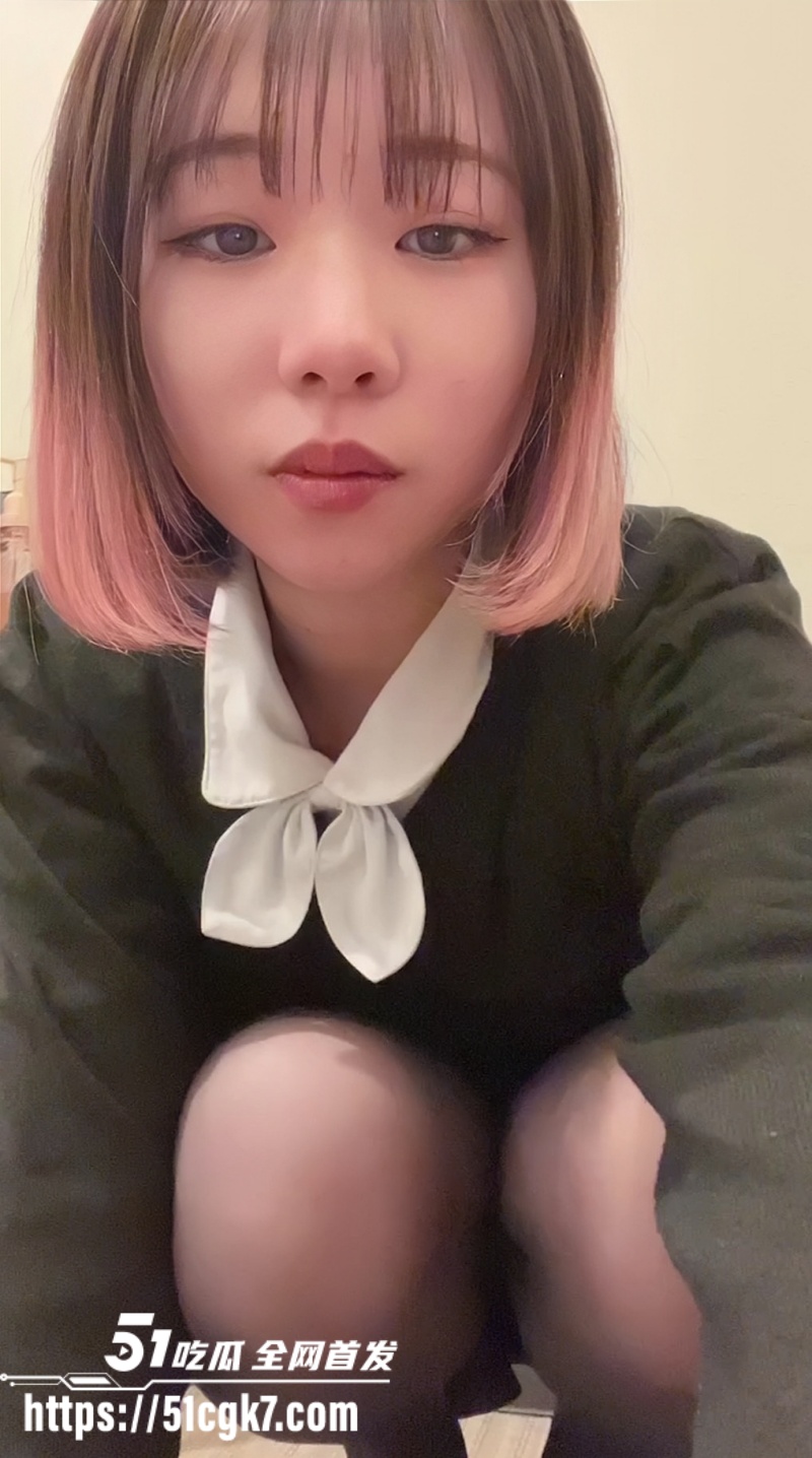 超可爱清纯齐刘海妹子 被金主视频调教 揉奶自慰舔脚趾 牙刷爆菊表情淫荡至极！ - 51吃瓜网-51吃瓜网