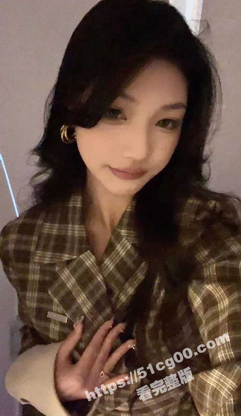 长沙师范大学极品校花反差婊 郑雯婷 骗男友与闺蜜旅游 实则千里送逼被人操 男友来电话摇得更起劲 - 51吃瓜网-51吃瓜网