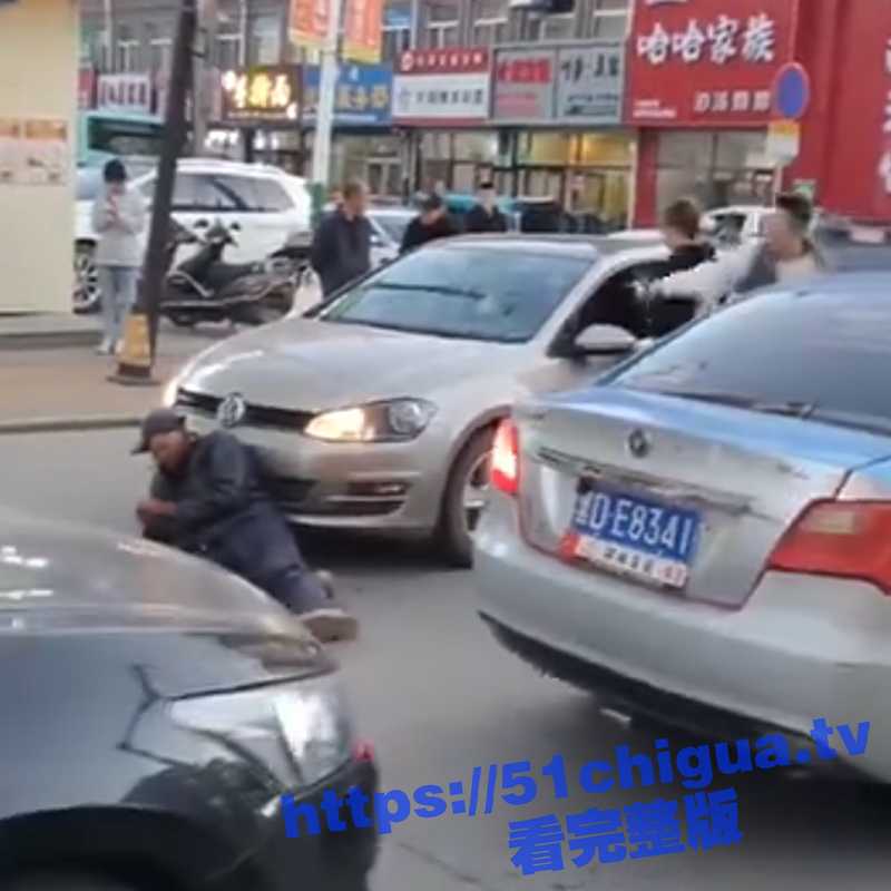 碰瓷被反杀！老逼灯街头碰瓷被狠人开车撞后再下车拿刀追着砍 边砍边骂 彻底疯狂-51吃瓜网
