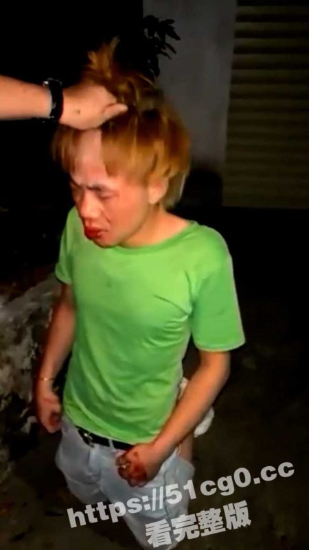 潮汕黄毛精神小伙想一夜暴富 睡富婆被其老公现场抓包 绿帽老公带兄弟将黄毛跪地爆打 一脚爆头！-51吃瓜网