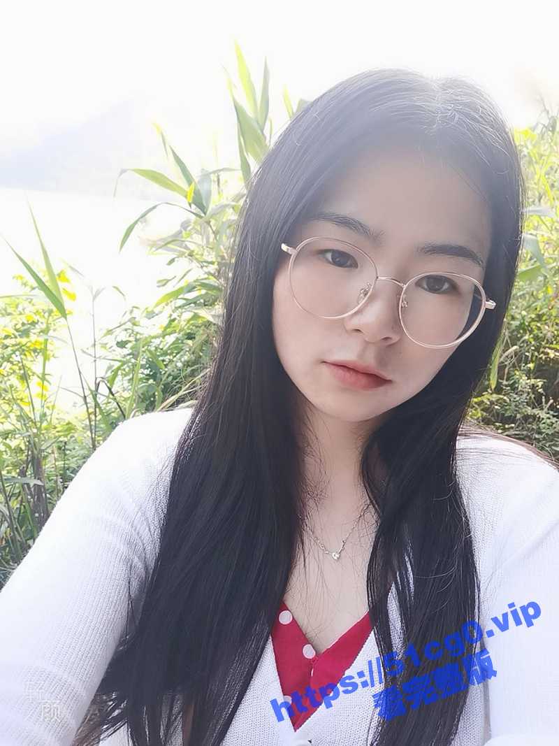 瓜友投稿曝光！隔壁村的女大学生眼镜妹回家了 被瓜友骗到手去开房 做一个精液面膜！ - 51吃瓜网-51吃瓜网