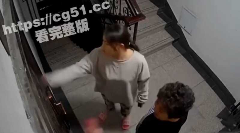 浙江绍兴邻里纠纷 楼上扰民 楼下就按震楼器 然后升级到两个婆娘棍棒相对 大打出手！-51吃瓜网
