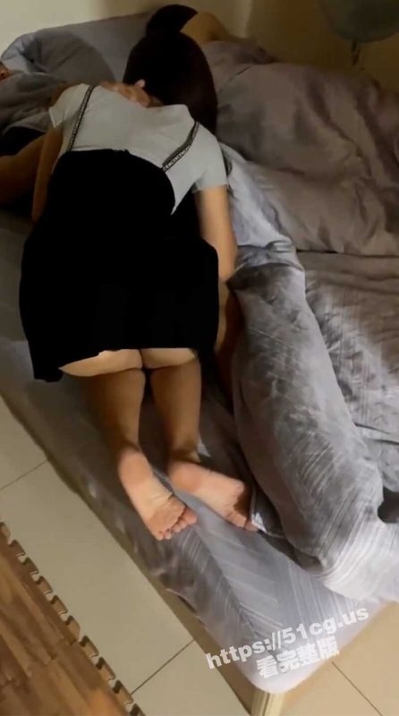 女版绿帽 酒后女闺蜜来房间勾引男友 自己在一旁装睡 男友旁若无人的各种姿势爆操女闺蜜-51吃瓜网