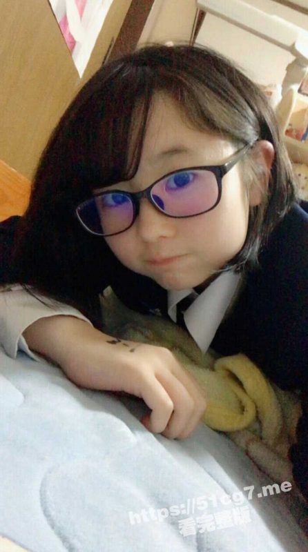 19岁眼镜学生妹 呆萌的乖乖女外表清纯 脱光了彻底释放欲望 掰开粉嫩逼逼自慰 自己的尿很好吗-51吃瓜网