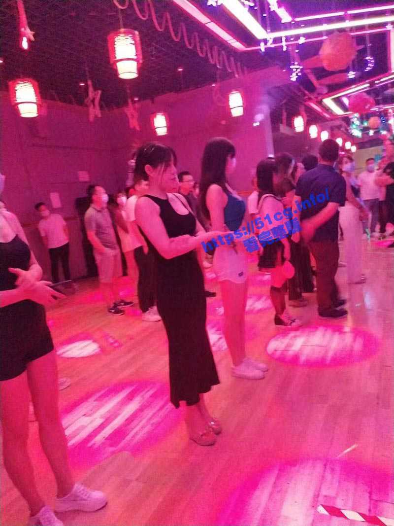 独家爆料!二十元一首歌时间随便摸!带你进入莎莎舞厅! - 51吃瓜网-51吃瓜网