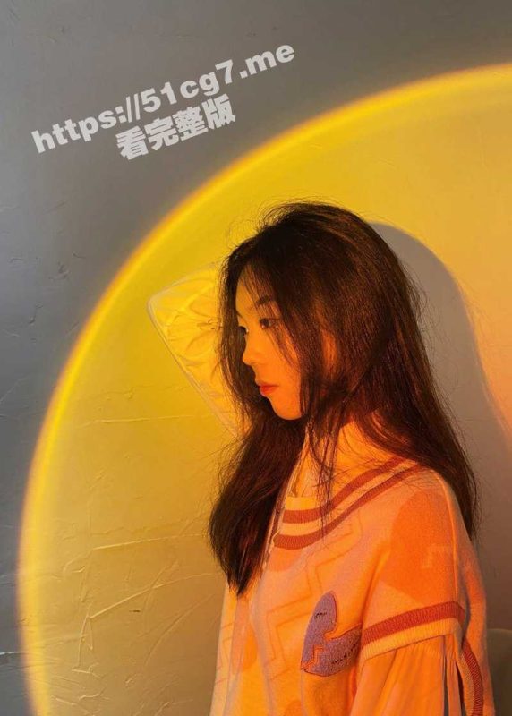 最新流出侧拍！某艺术高校厕拍偷拍 学委 李嘉琪 竟然被发现了 回眸一看慌的一批！-51吃瓜网