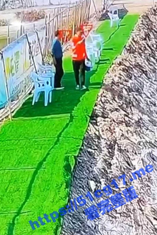 钓鱼需谨慎！钓鱼佬鱼竿不小心碰到高压线被电起火团 火焰瞬间吞噬倒地 全身被烧焦 画面骇人-51吃瓜网