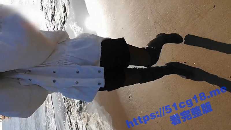 小情侣海滩激情野战！脱掉内裤翘美臀后入 直接无套插入爆操 跪舔口爆 真实有趣！-51吃瓜网