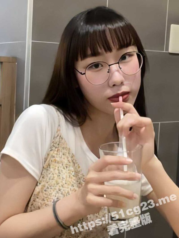 高雄 三信家商职校 眼镜学生妹 被黄毛PUA 当着朋友面拍性爱视频 年纪不大 花活还不少！-51吃瓜网