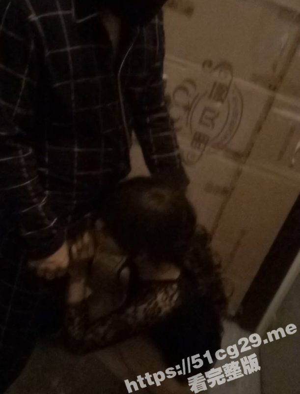 骚货娘们夜晚寂寞难耐 勾引邻居到顶楼打炮 上来就吃鸡脱裤子做爱 可惜邻居战斗力不太行啊！-51吃瓜网