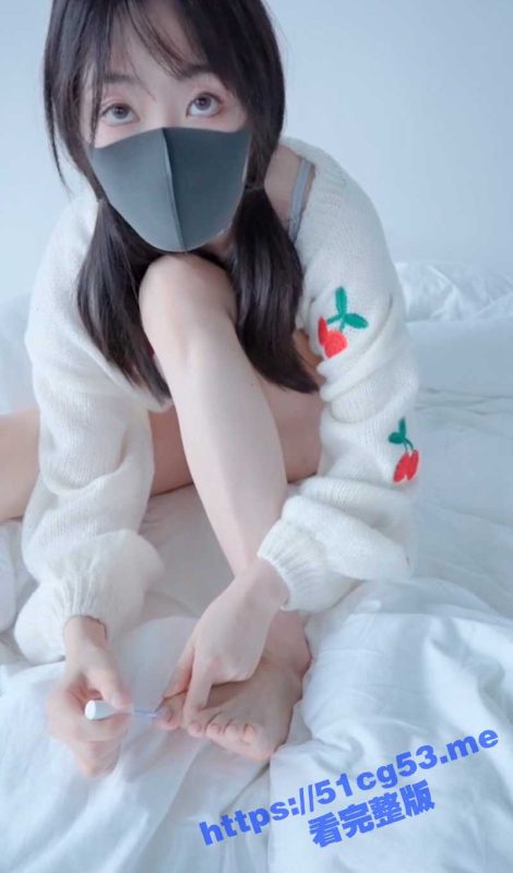 火爆网红 玩偶姐姐HongKongDoll  2024-04-09 会员私信短片 脚膜的美足诱惑！-51吃瓜网