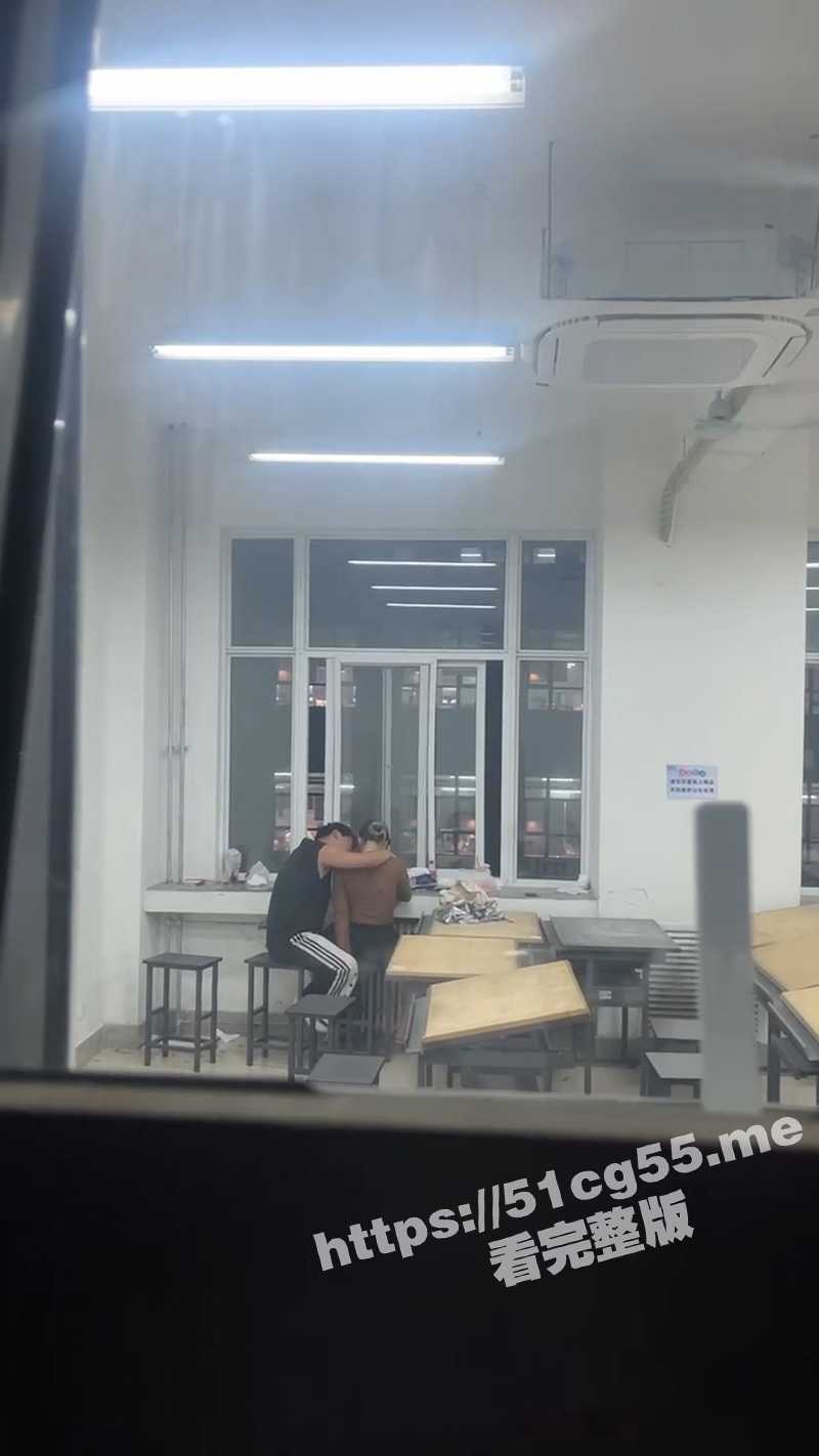 新鲜校园热瓜！西安建筑科技大学草堂校区 小情侣在教室足交抠逼 被同学偷拍 全网疯传！ - 51吃瓜网-51吃瓜网